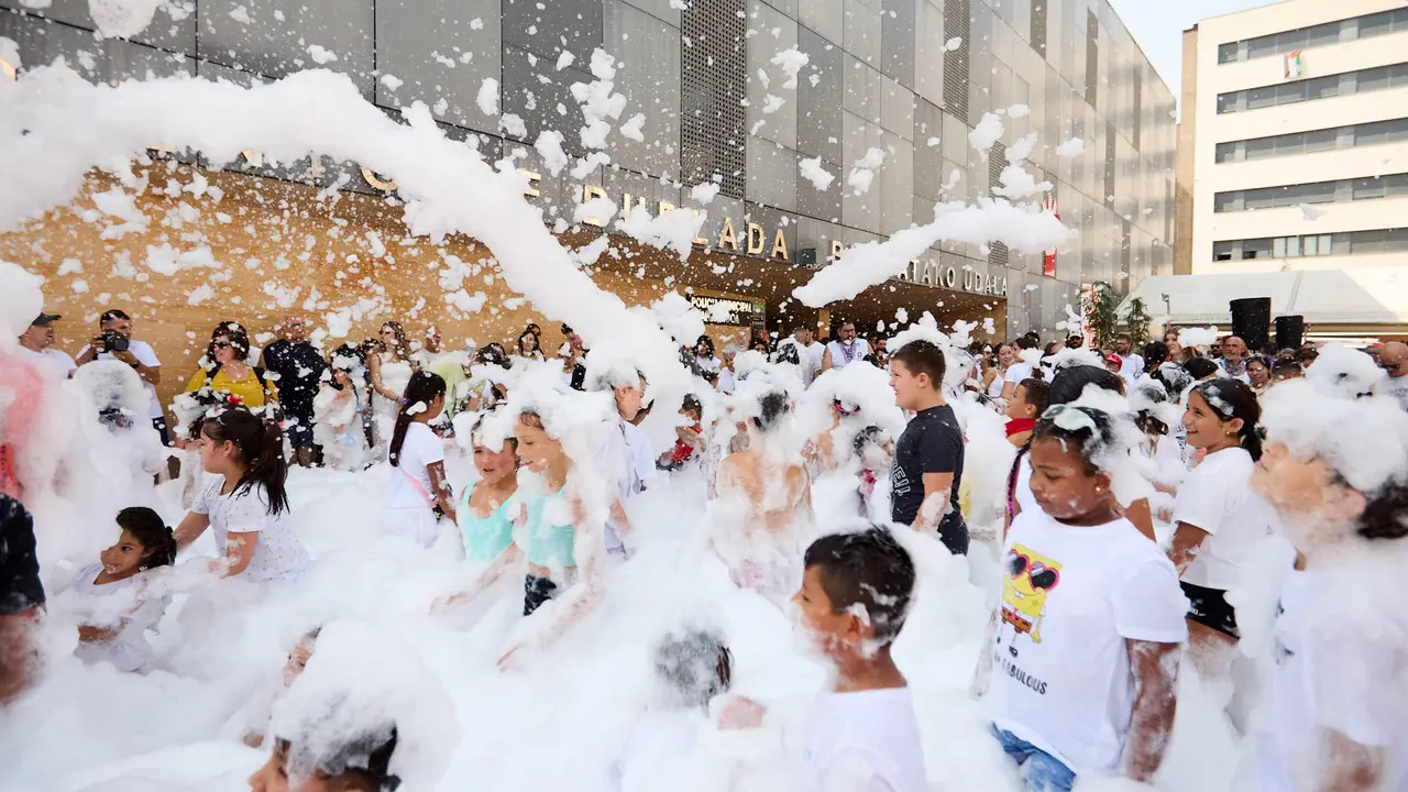 Niños y niñas juegan en la fiesta de la espuma tras el chupinazo de inicio de las Fiestas de Burlada 2025. IÑIGO ALZUGARAY