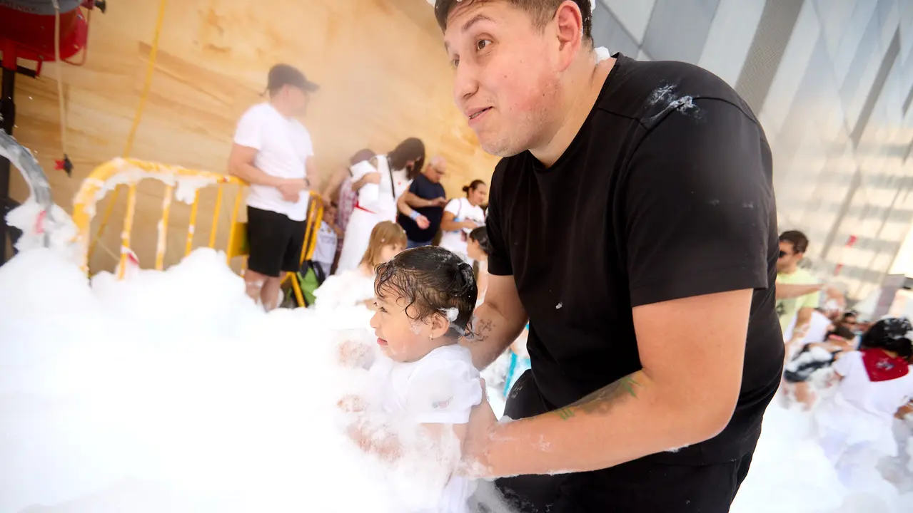 Niños y niñas juegan en la fiesta de la espuma tras el chupinazo de inicio de las Fiestas de Burlada 2025. IÑIGO ALZUGARAY