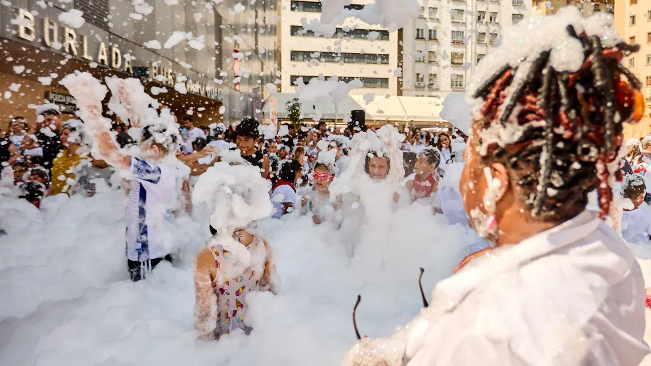 Niños y niñas juegan en la fiesta de la espuma tras el chupinazo de inicio de las Fiestas de Burlada 2025. IÑIGO ALZUGARAY
