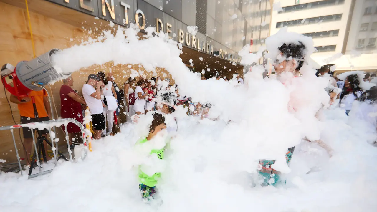 Niños y niñas juegan en la fiesta de la espuma tras el chupinazo de inicio de las Fiestas de Burlada 2025. IÑIGO ALZUGARAY