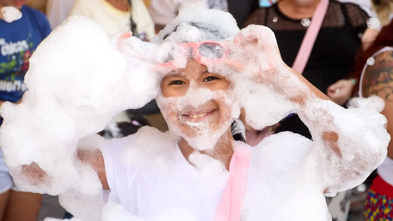 Niños y niñas juegan en la fiesta de la espuma tras el chupinazo de inicio de las Fiestas de Burlada 2025. IÑIGO ALZUGARAY