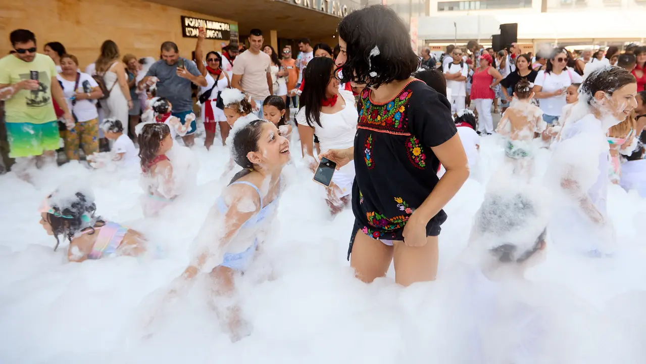 Niños y niñas juegan en la fiesta de la espuma tras el chupinazo de inicio de las Fiestas de Burlada 2025. IÑIGO ALZUGARAY