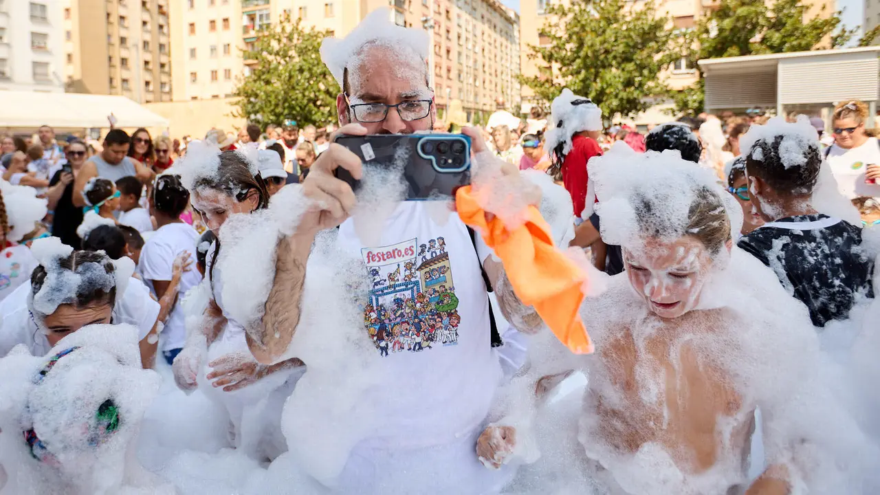 Niños y niñas juegan en la fiesta de la espuma tras el chupinazo de inicio de las Fiestas de Burlada 2025. IÑIGO ALZUGARAY
