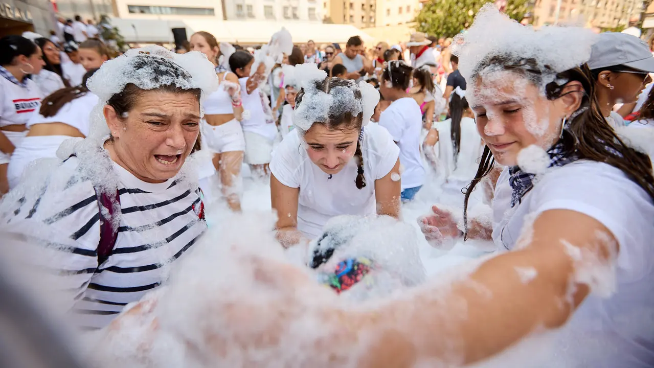 Niños y niñas juegan en la fiesta de la espuma tras el chupinazo de inicio de las Fiestas de Burlada 2025. IÑIGO ALZUGARAY