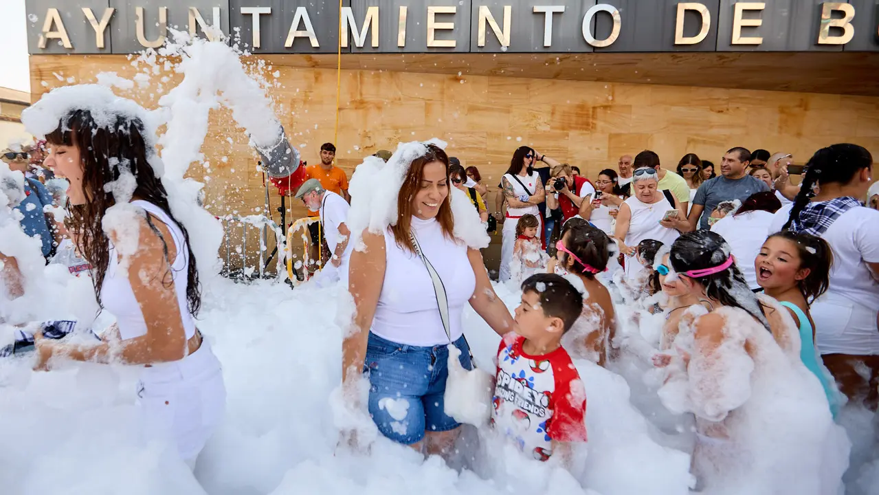 Niños y niñas juegan en la fiesta de la espuma tras el chupinazo de inicio de las Fiestas de Burlada 2025. IÑIGO ALZUGARAY