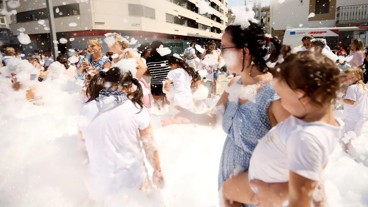Niños y niñas juegan en la fiesta de la espuma tras el chupinazo de inicio de las Fiestas de Burlada 2025. IÑIGO ALZUGARAY