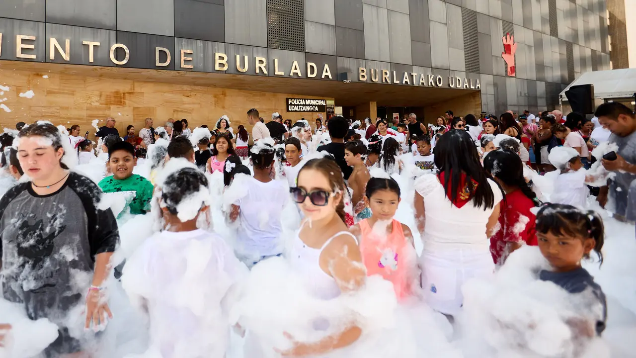 Niños y niñas juegan en la fiesta de la espuma tras el chupinazo de inicio de las Fiestas de Burlada 2025. IÑIGO ALZUGARAY