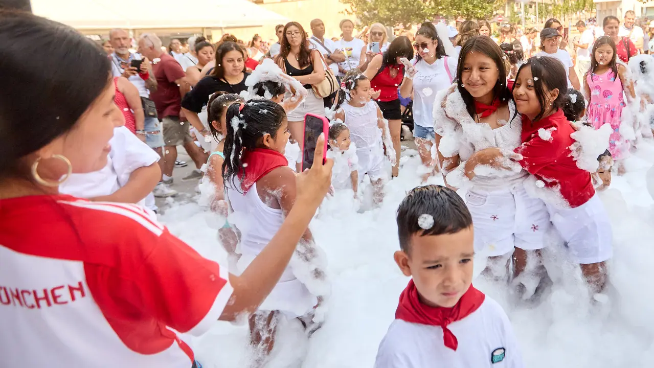 Niños y niñas juegan en la fiesta de la espuma tras el chupinazo de inicio de las Fiestas de Burlada 2025. IÑIGO ALZUGARAY