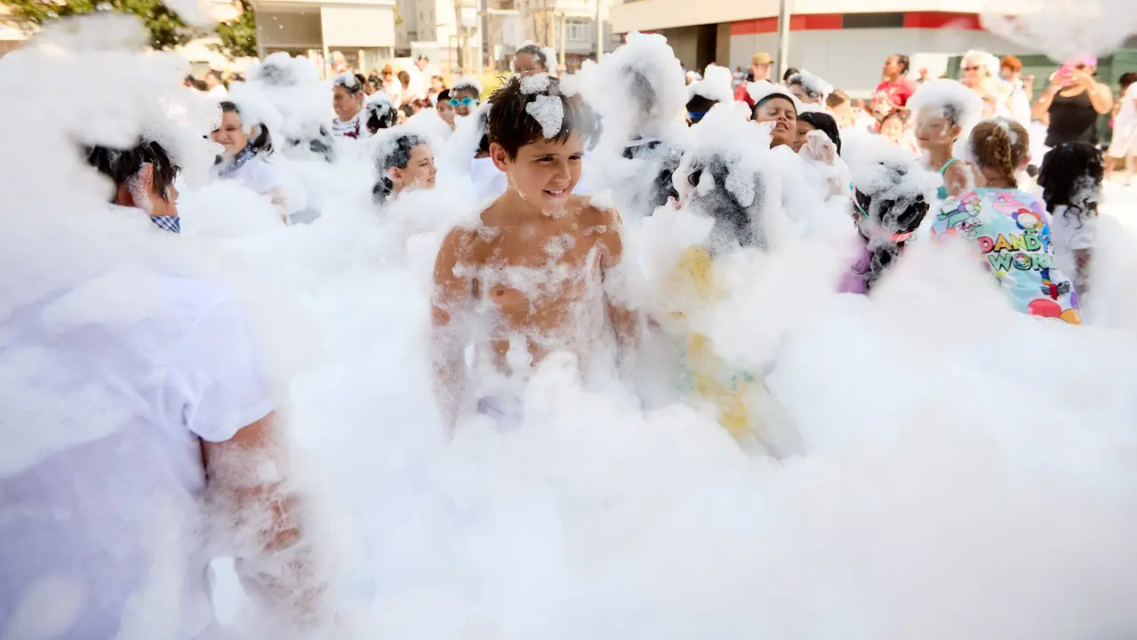 Niños y niñas juegan en la fiesta de la espuma tras el chupinazo de inicio de las Fiestas de Burlada 2025. IÑIGO ALZUGARAY