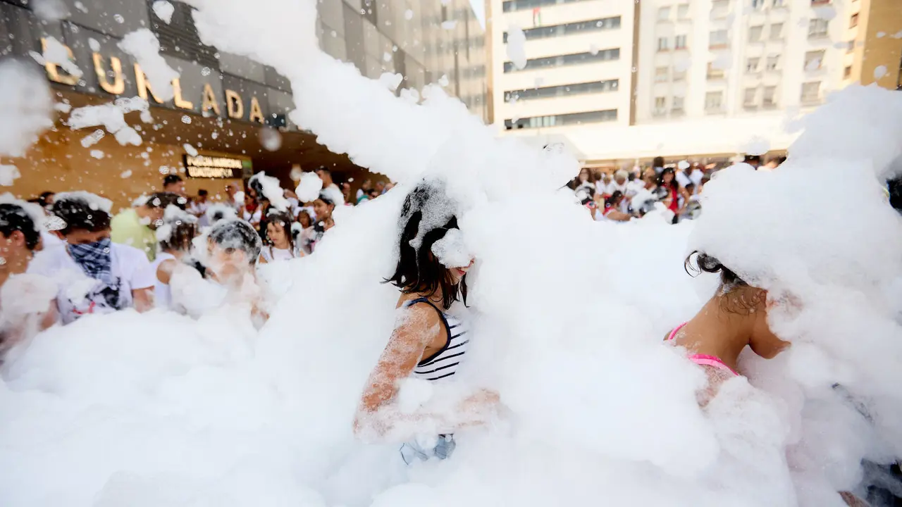 Niños y niñas juegan en la fiesta de la espuma tras el chupinazo de inicio de las Fiestas de Burlada 2025. IÑIGO ALZUGARAY
