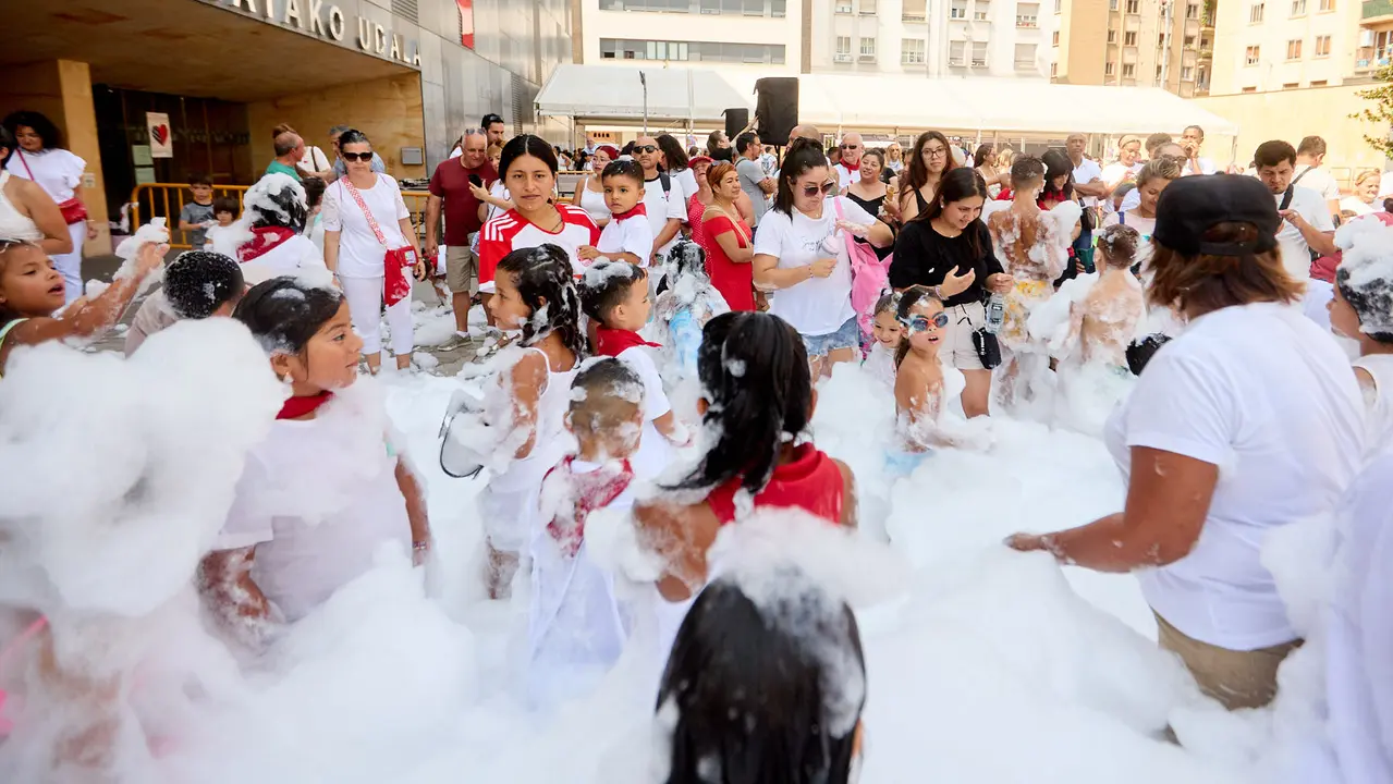 Niños y niñas juegan en la fiesta de la espuma tras el chupinazo de inicio de las Fiestas de Burlada 2025. IÑIGO ALZUGARAY
