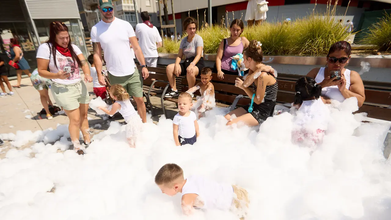 Niños y niñas juegan en la fiesta de la espuma tras el chupinazo de inicio de las Fiestas de Burlada 2025. IÑIGO ALZUGARAY