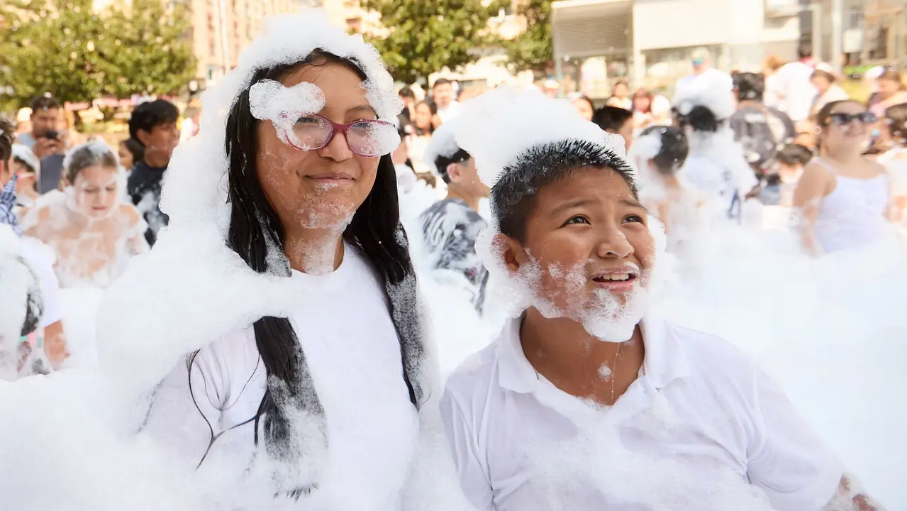 Niños y niñas juegan en la fiesta de la espuma tras el chupinazo de inicio de las Fiestas de Burlada 2025. IÑIGO ALZUGARAY