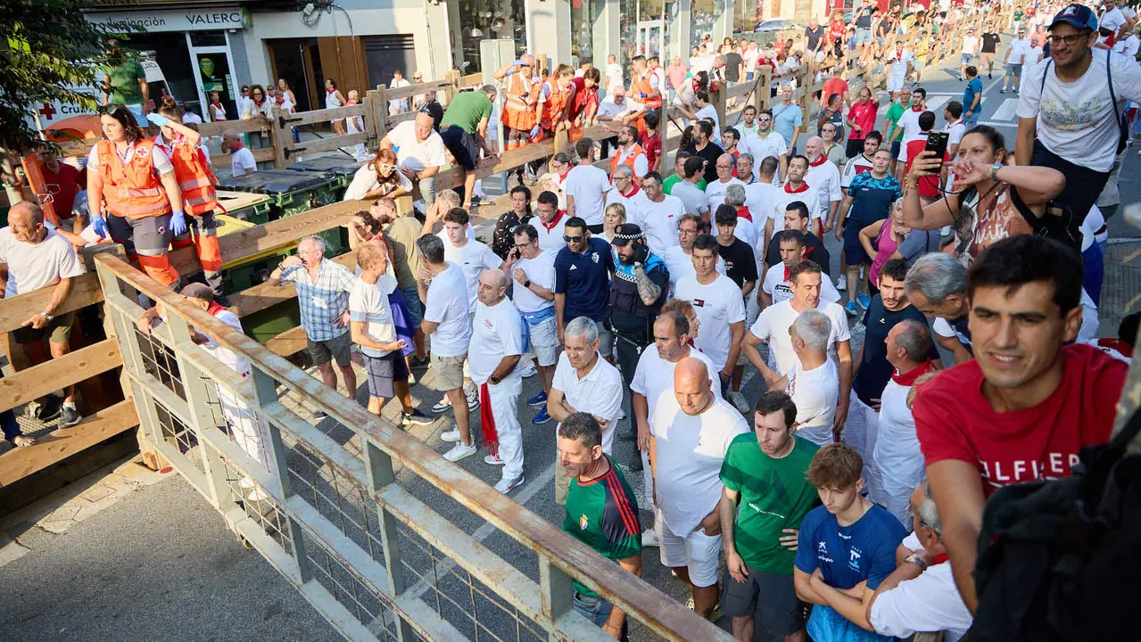Primer encierro de las fiestas de Tafalla 2025 con toros de la ganadería del Conde de la Corte. IÑIGO ALZUGARAY