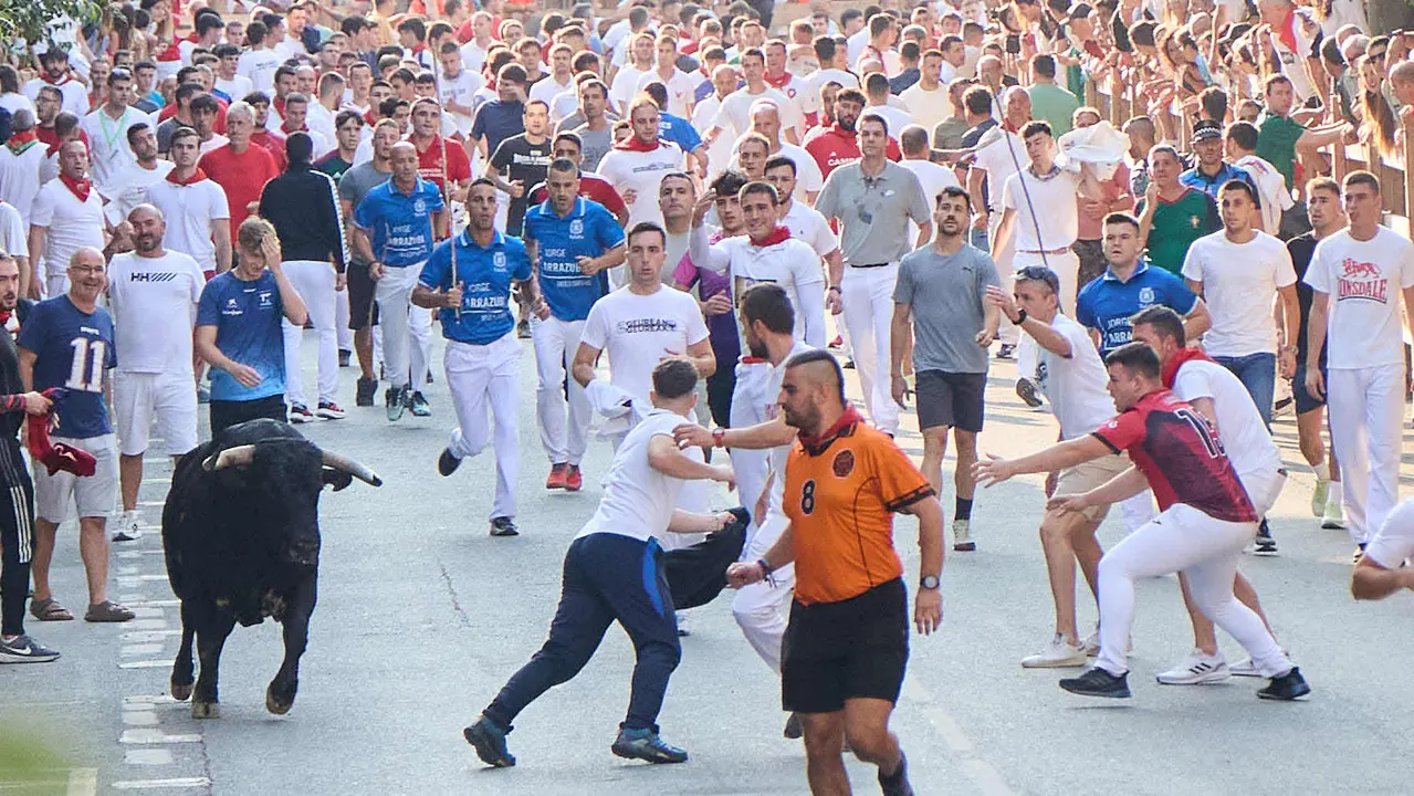 Primer encierro de las fiestas de Tafalla 2025 con toros de la ganadería del Conde de la Corte. IÑIGO ALZUGARAY