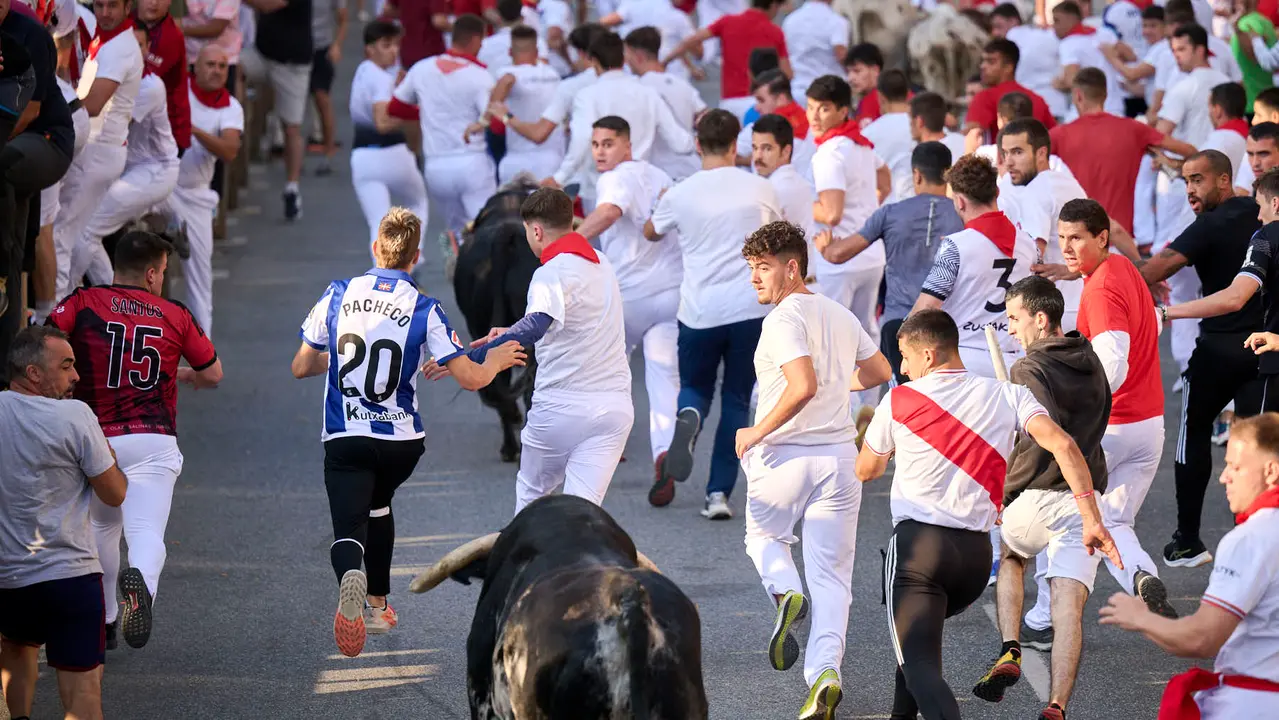 Primer encierro de fiestas de Tafalla 2025 con toros de la ganadería Conde de la Corte. PABLO LASAOSA