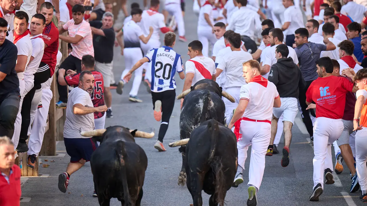 Primer encierro de fiestas de Tafalla 2025 con toros de la ganadería Conde de la Corte. PABLO LASAOSA