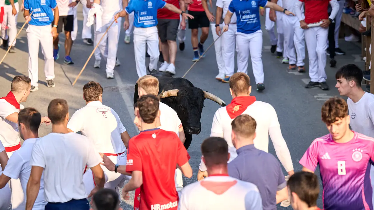 Primer encierro de fiestas de Tafalla 2025 con toros de la ganadería Conde de la Corte. PABLO LASAOSA