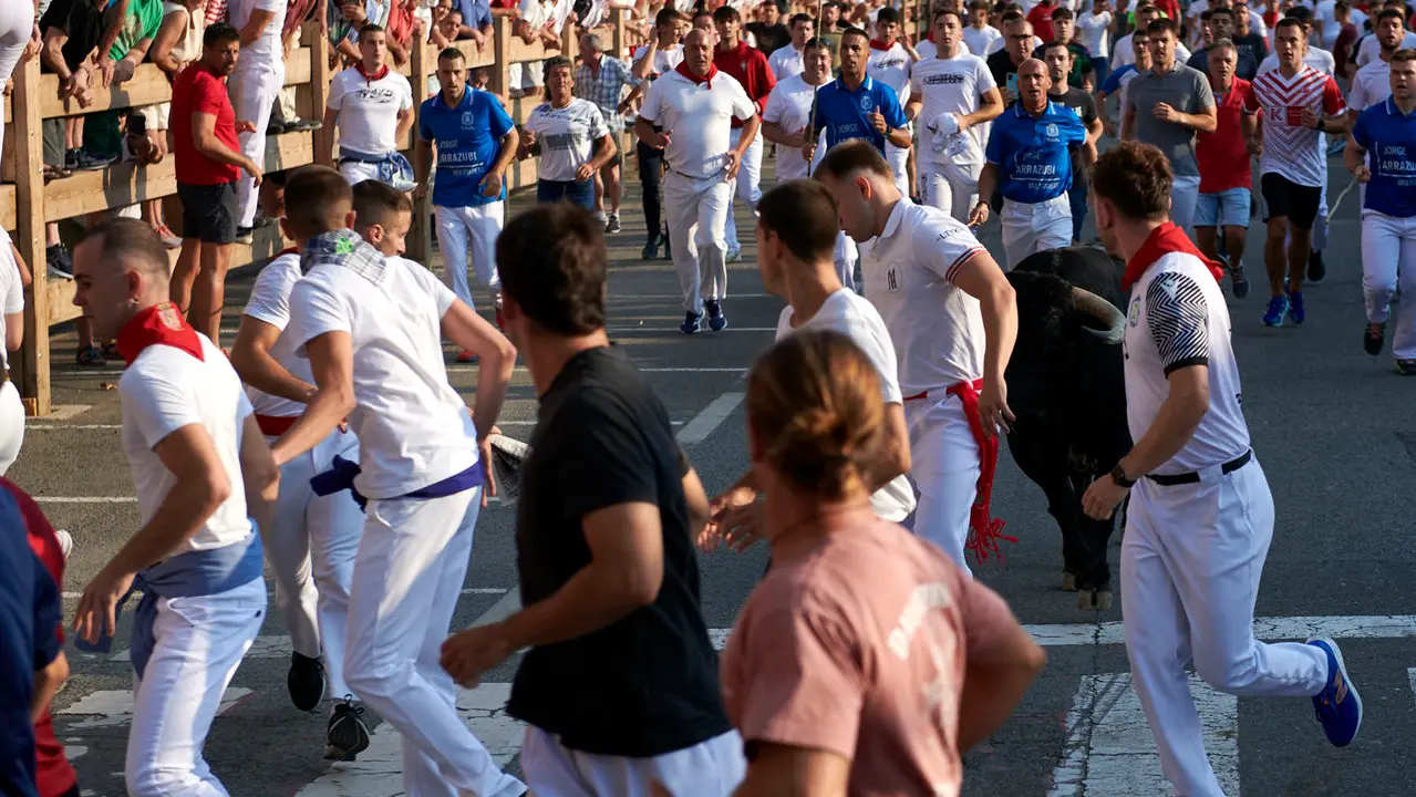 Primer encierro de las fiestas de Tafalla 2025 con toros de la ganadería Conde de la Corte. IRANZUU LARRASOAÑA