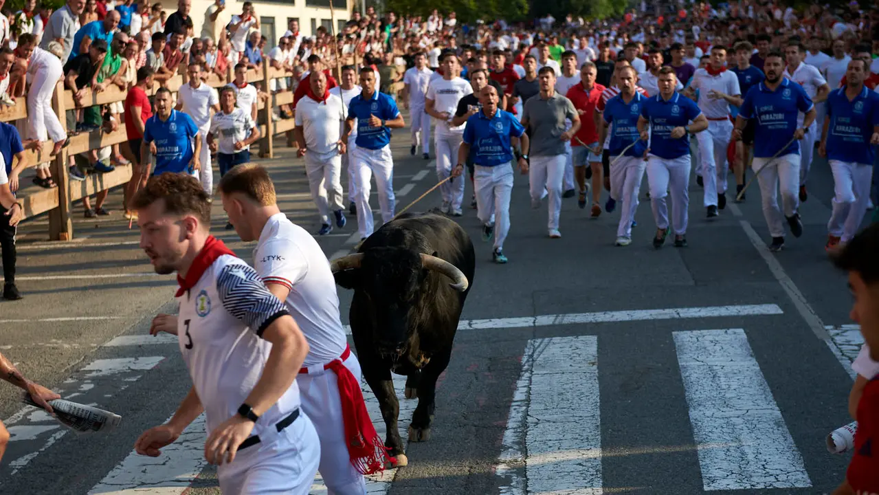 Primer encierro de las fiestas de Tafalla 2025 con toros de la ganadería Conde de la Corte. IRANZUU LARRASOAÑA