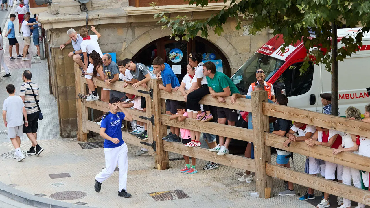 Momentos previos al segundo encierro de las fiestas de Tafalla 2025. IÑIGO ALZUGARAY