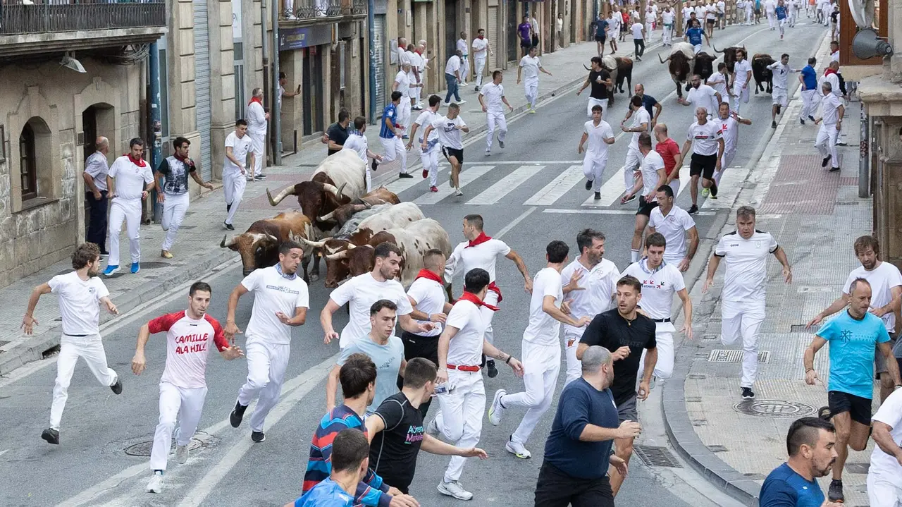 Tercer encierro de Tafalla 2025 con toros de la ganadería Sobral. Maite H. Mateo..-17