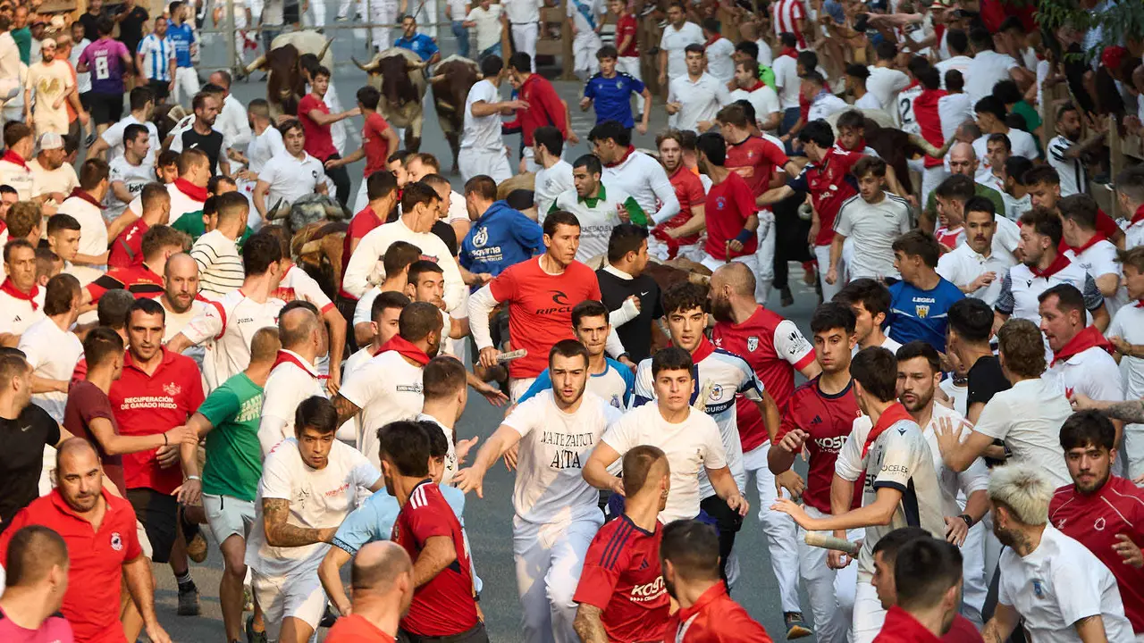 Tercer encierro de las fiestas de Tafalla 2025 con toros de la ganadería de Sobral. IÑIGO ALZUGARAY