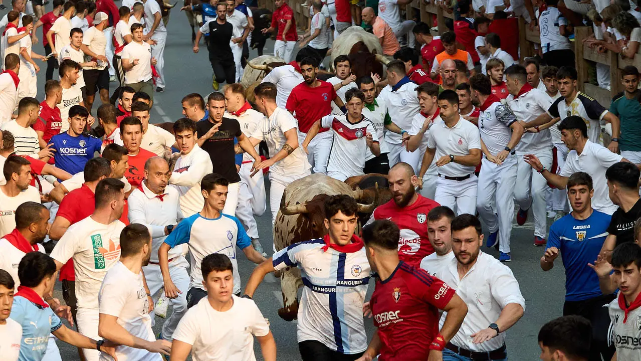 Tercer encierro de las fiestas de Tafalla 2025 con toros de la ganadería de Sobral. IÑIGO ALZUGARAY
