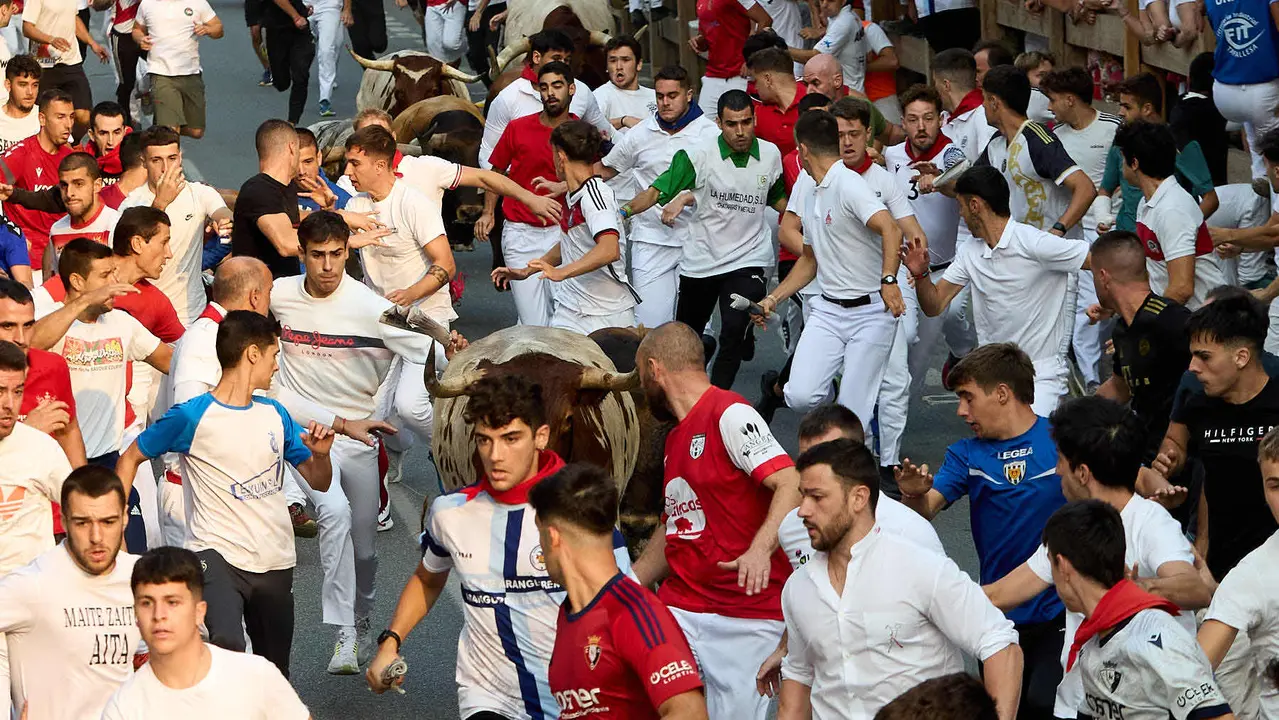 Tercer encierro de las fiestas de Tafalla 2025 con toros de la ganadería de Sobral. IÑIGO ALZUGARAY