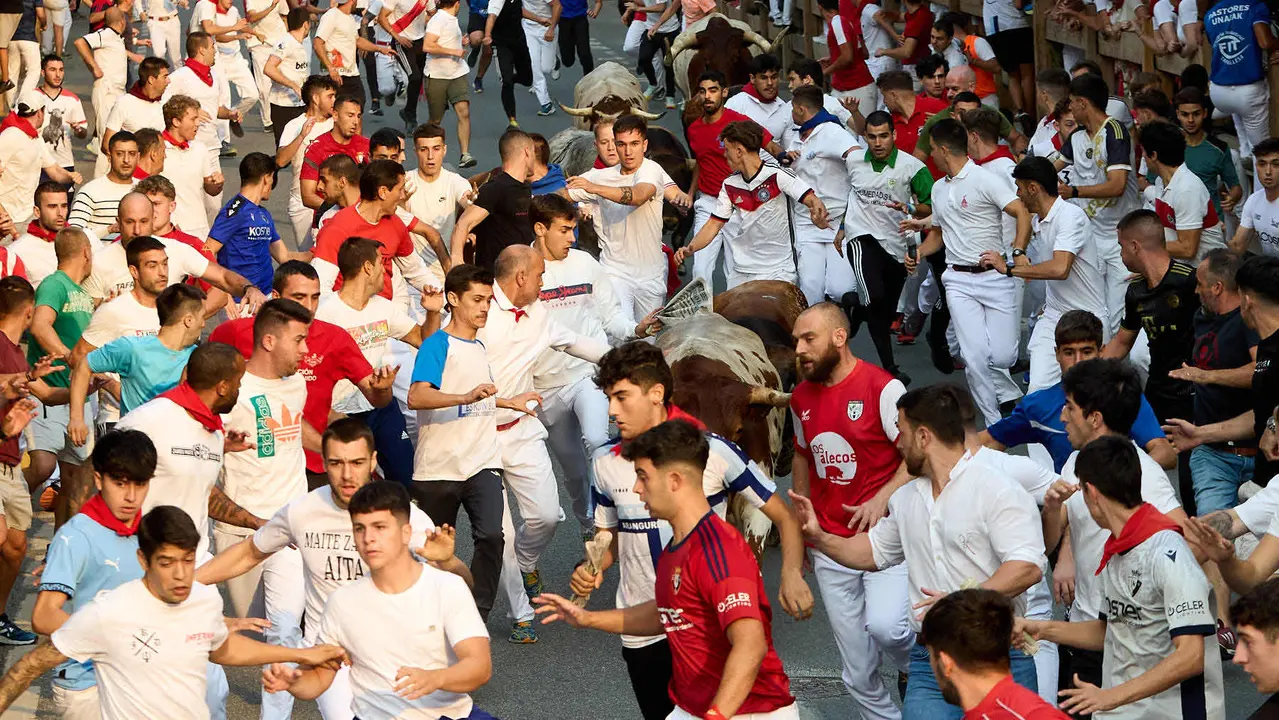 Tercer encierro de las fiestas de Tafalla 2025 con toros de la ganadería de Sobral. IÑIGO ALZUGARAY