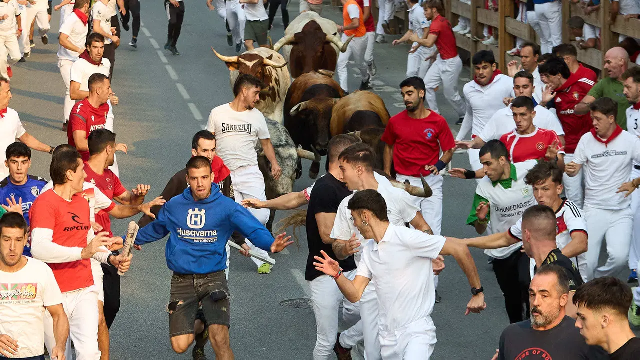 Tercer encierro de las fiestas de Tafalla 2025 con toros de la ganadería de Sobral. IÑIGO ALZUGARAY