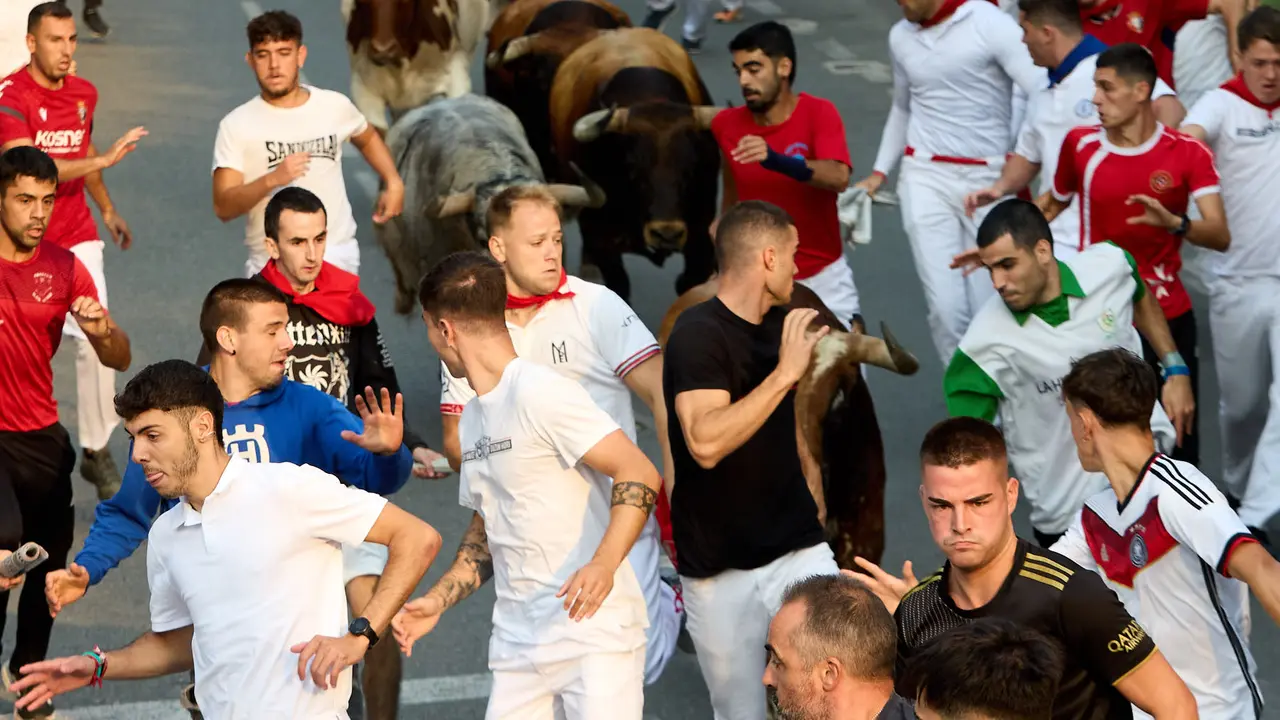 Tercer encierro de las fiestas de Tafalla 2025 con toros de la ganadería de Sobral. IÑIGO ALZUGARAY