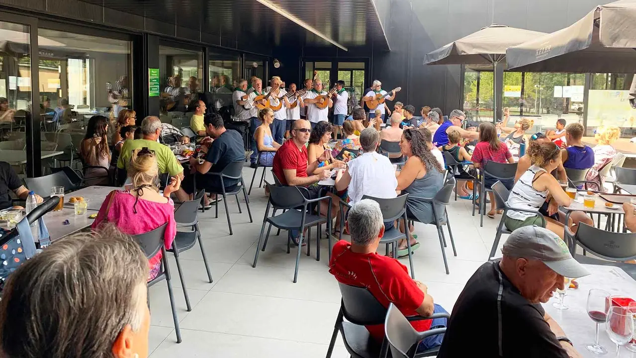 La terraza del bar de Oberena se ha llenado para ver el Chupinazo 2025. Navarra.com
