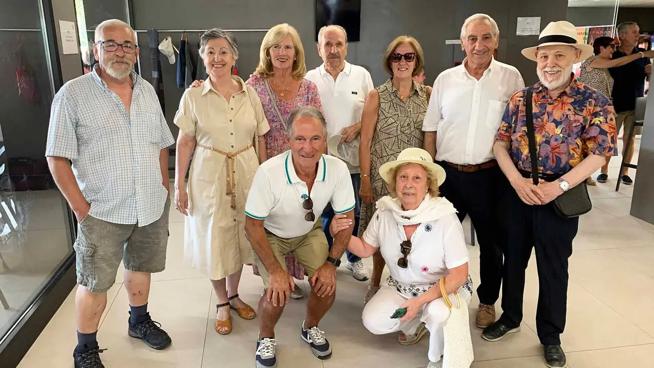 Un grupo de componentes de la coral de Oberena posa con Antonio Merino. Navarra.com