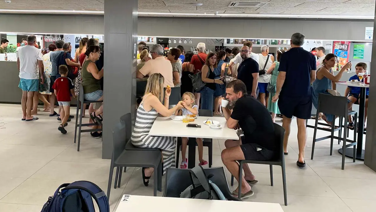 Enorme afluencia de socios en el bar de Oberena durante el Chupinazo festivo. Navarra.com