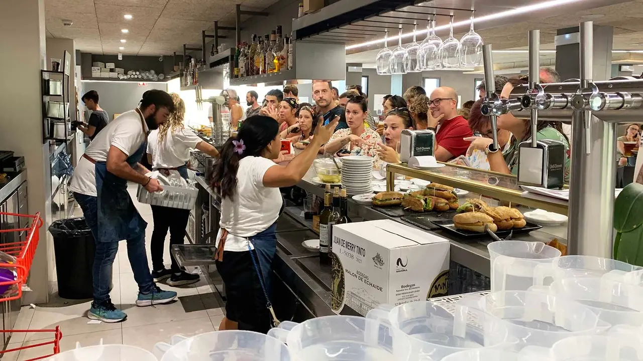 El bar de Oberena, a tope de trabajo en el chupinazo manguiverde. Navarra.com