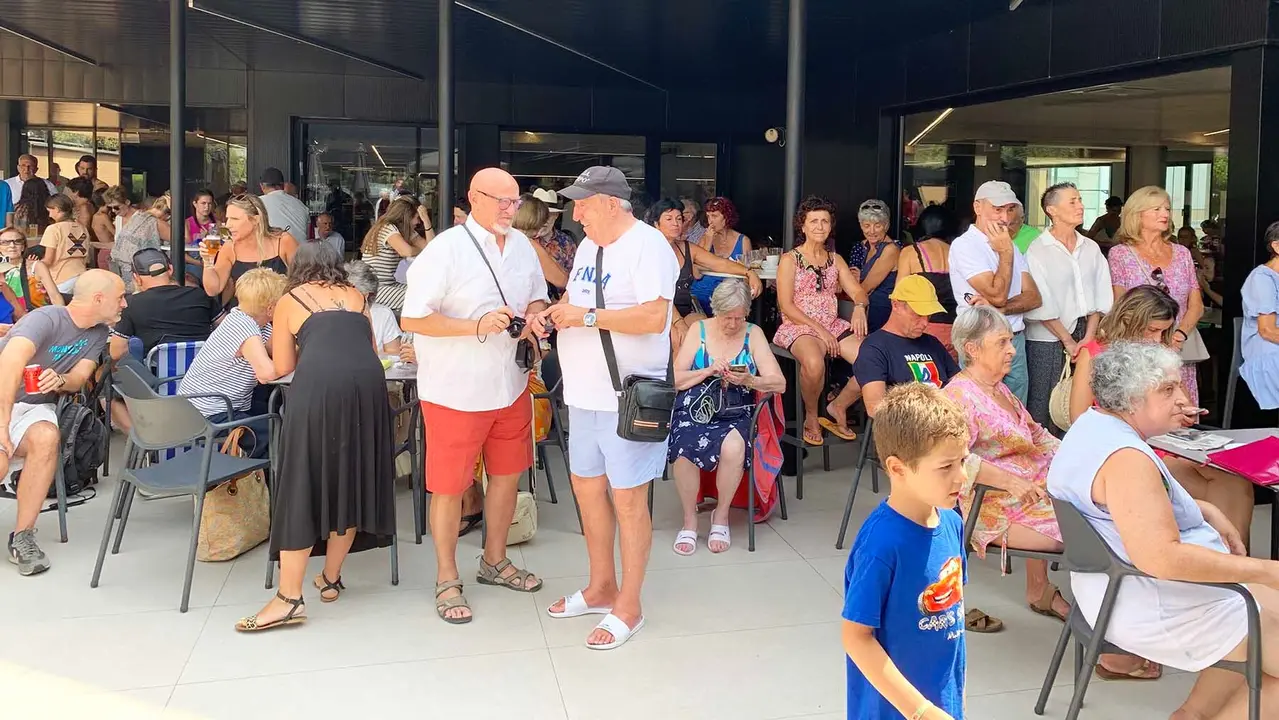 Gran ambiente en la terraza del bar restaurante de Oberena. Navarra.com