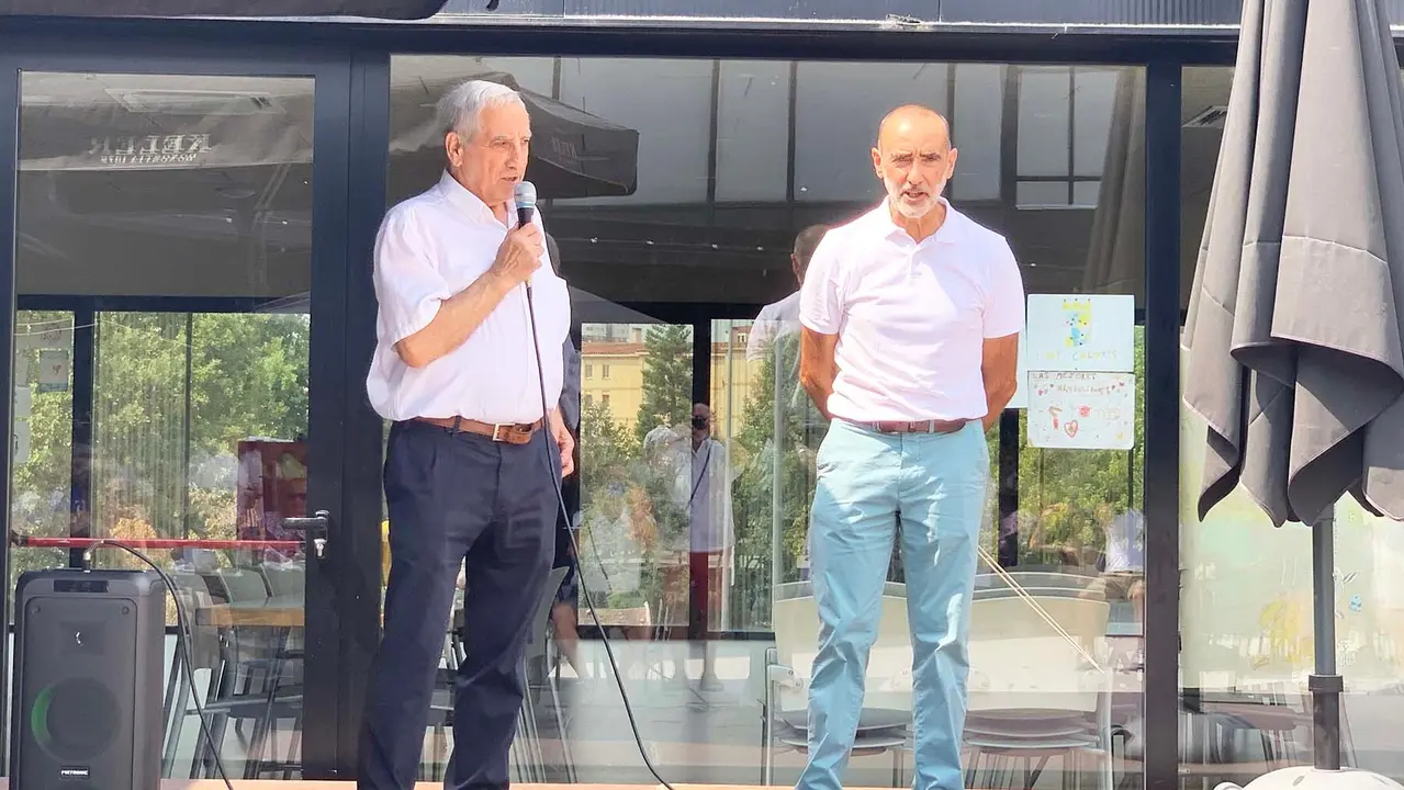 Antonio Merino se dirige a los socios de Oberena antes del Chupinazo. Navarra.com