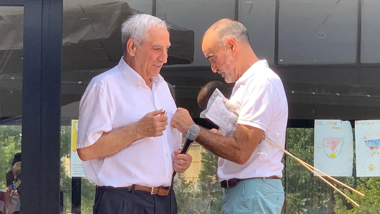 Juan Eseverri cooloca la insignia de Oberena a Antonio Merino. navarra.com