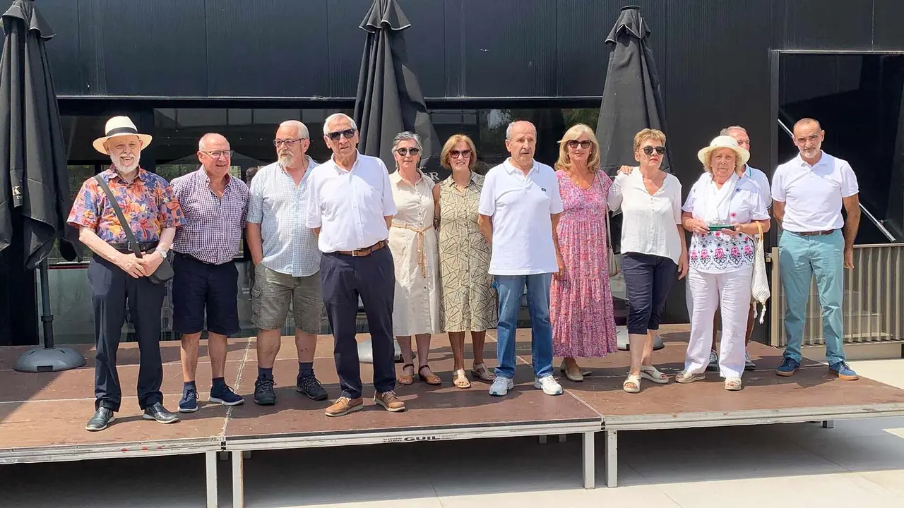 Componentes de la coral de Oberena posan con Antonio Merino y Juan Eseverri en Oberena. Navarra.com