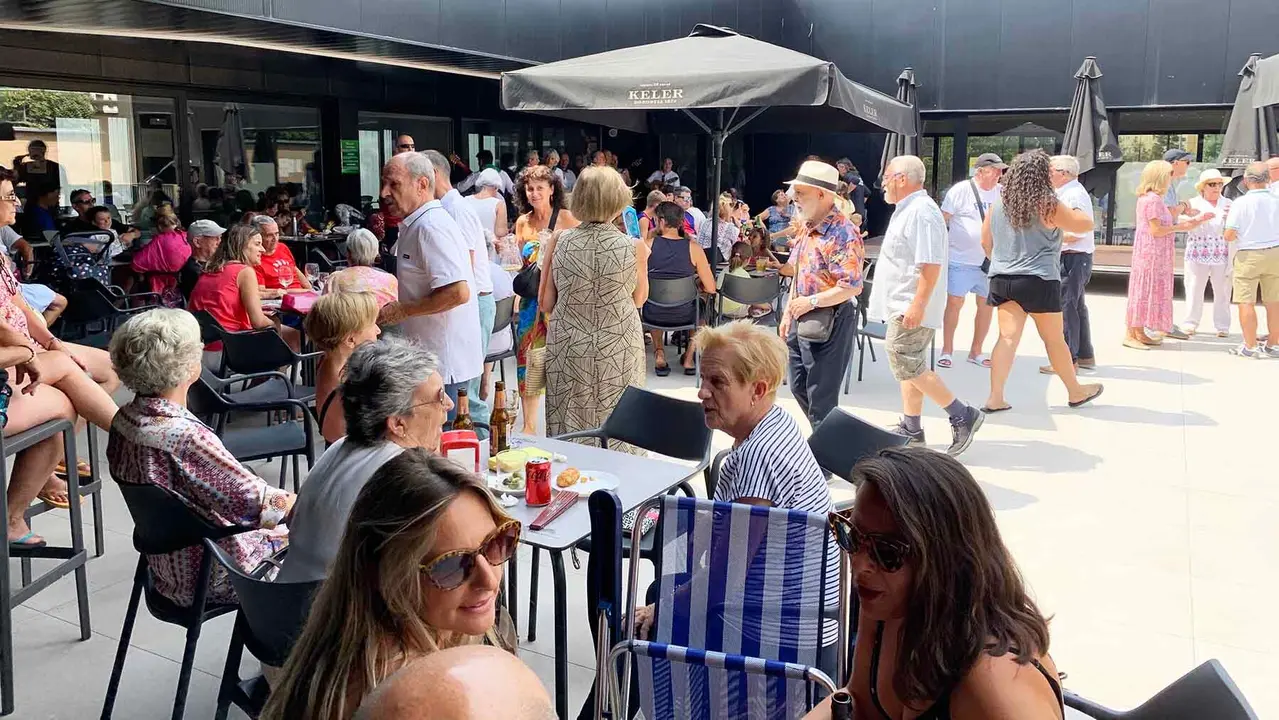 Ambiente festivo en la terraza del bar restaurante de Oberena. Navarra.com.