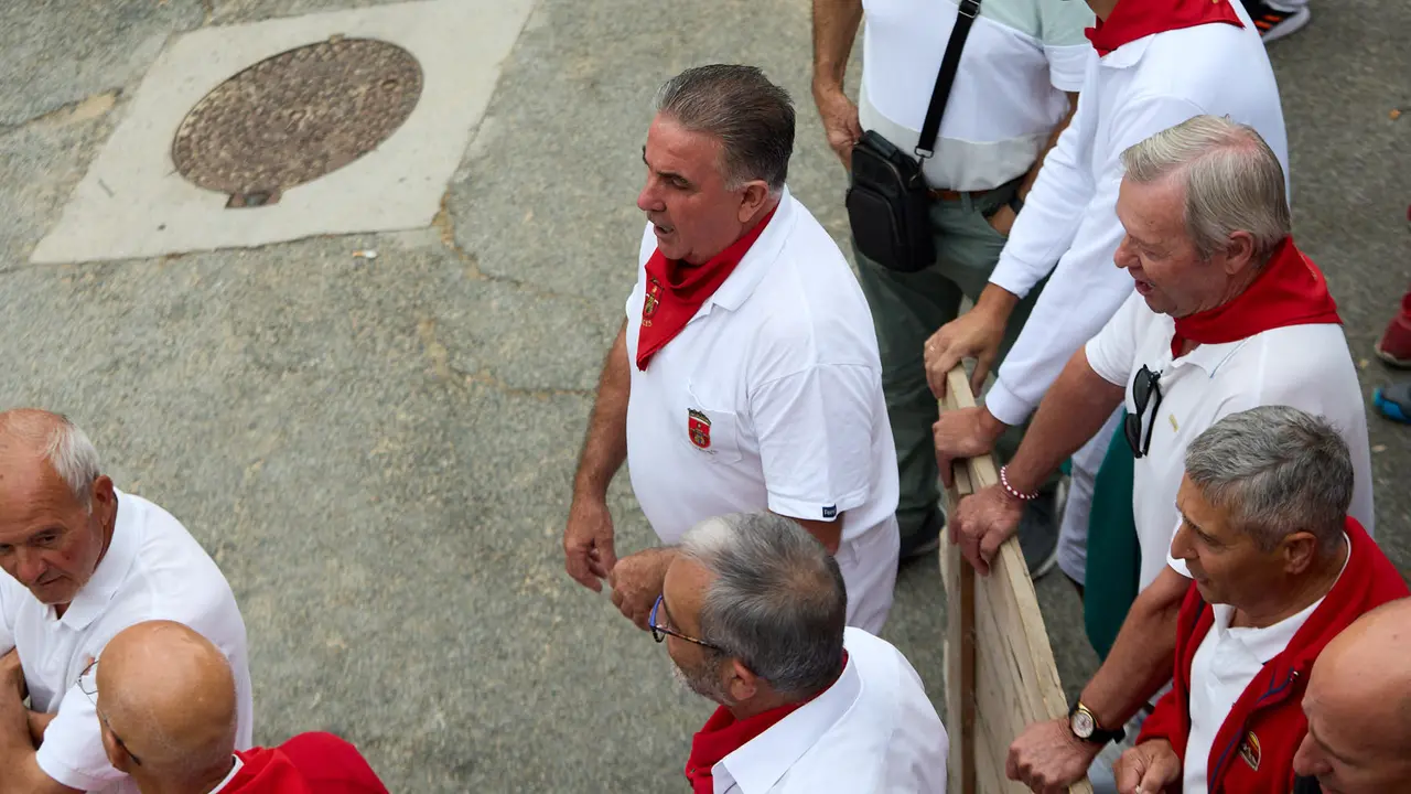 Tercer encierro del Pilón en las fiestas de Falces de 2025 con vacas de la ganadería de Teodoro Vergara de Falces. IÑIGO ALZUGARAY