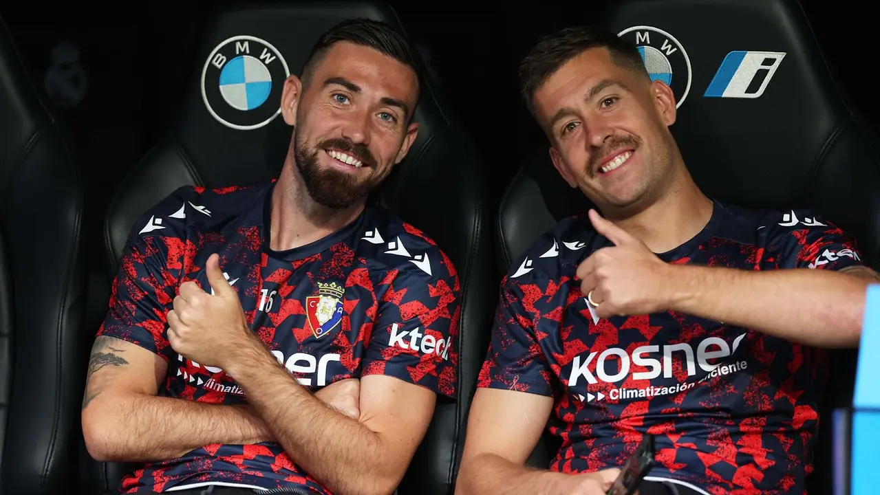 Los jugadores Moi Gómez y Aitor Fernández en el estadio Santiago Bernabéu. CA Osasuna.