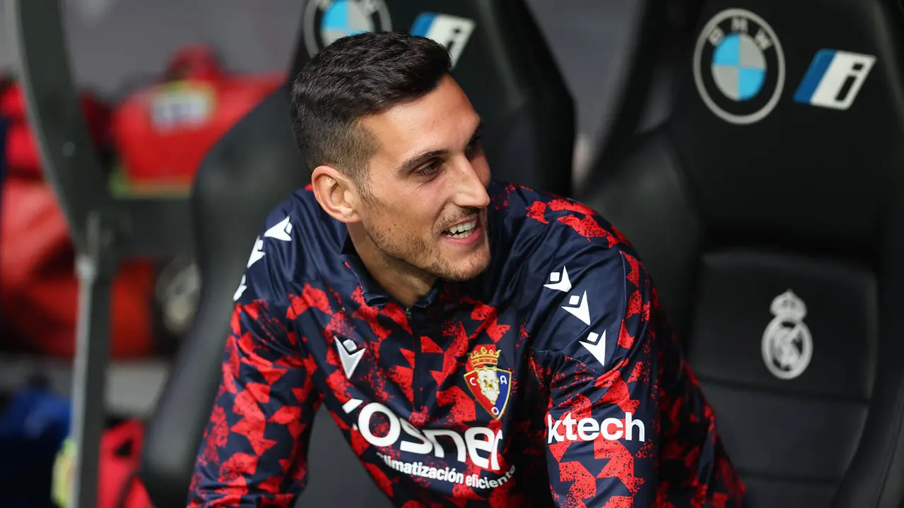 El portero Sergio Herrera sonríe en el estadio Santiago Bernabéu. CA Osasuna