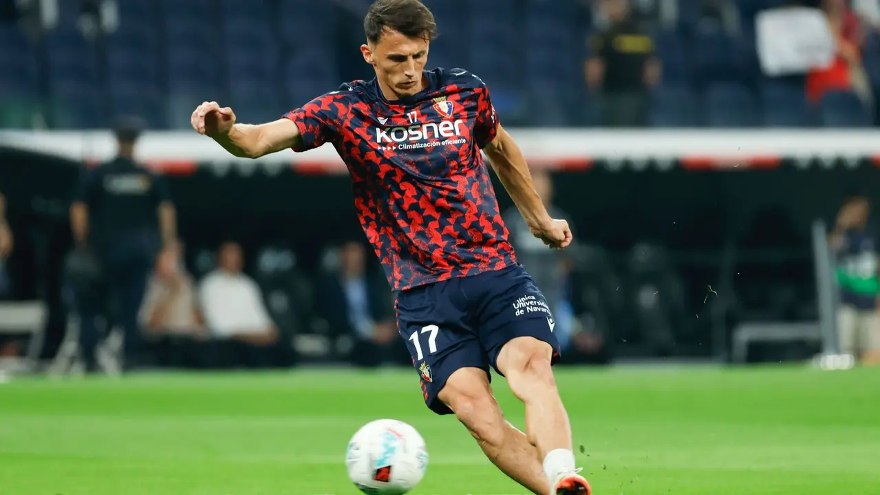 El delantero croata de Osasuna Ante Budimir calienta antes de comenzar el partido de la primera jornada de LaLiga que Real Madrid y Atlético Osasuna disputan hoy martes en el estadio Santiago Bernabéu. EFE/Mariscal