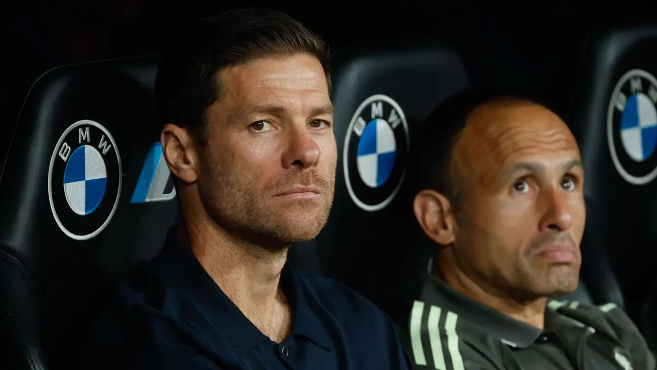 El técnico del Real Madrid, Xabi Alonso, antes del partido de la primera jornada de LaLiga que Real Madrid y Atlético Osasuna disputan hoy martes en el estadio Santiago Bernabéu de Madrid. EFE/ Mariscal