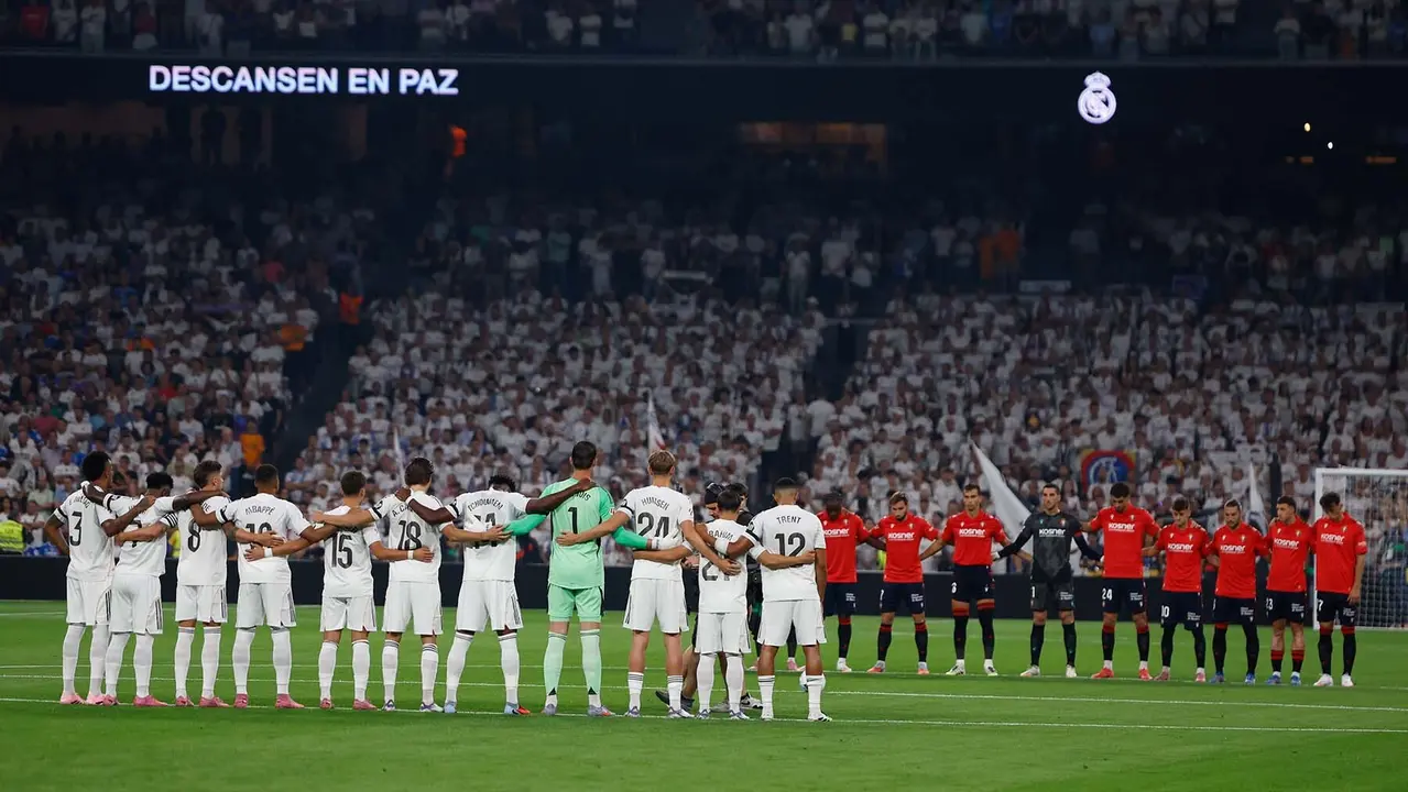 Los jugadores del Real Madrid y de Osasuna guardan un minuto de silencia por los socios fallecidos en la temporada pasada, por los fallecidos en los incendios forestales y por Javier Lambán, antes de comenzar el partido de la primera jornada de LaLiga que Real Madrid y Atlético Osasuna disputan hoy martes en el estadio Santiago Bernabéu. EFE/Mariscal