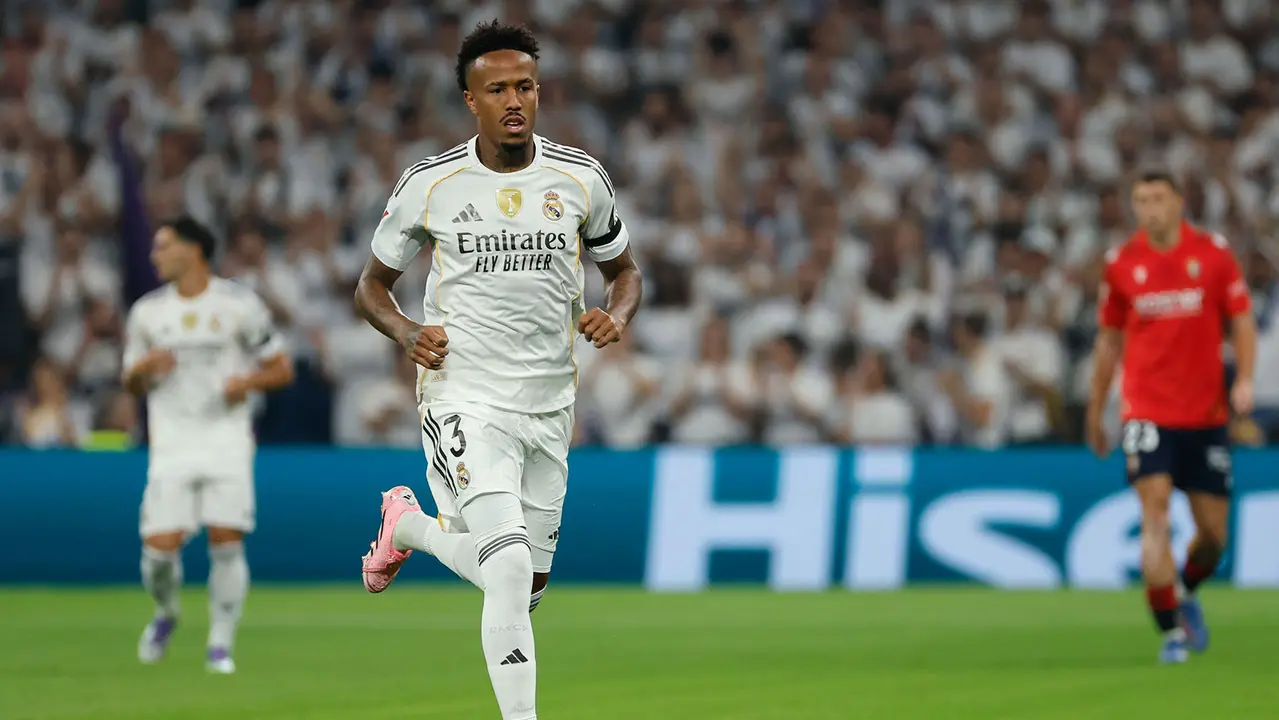 El defensa brasileño del Real Madrid Eder Militao durante el partido de la primera jornada de LaLiga que Real Madrid y Atlético Osasuna disputan hoy martes en el estadio Santiago Bernabéu. EFE/Mariscal
