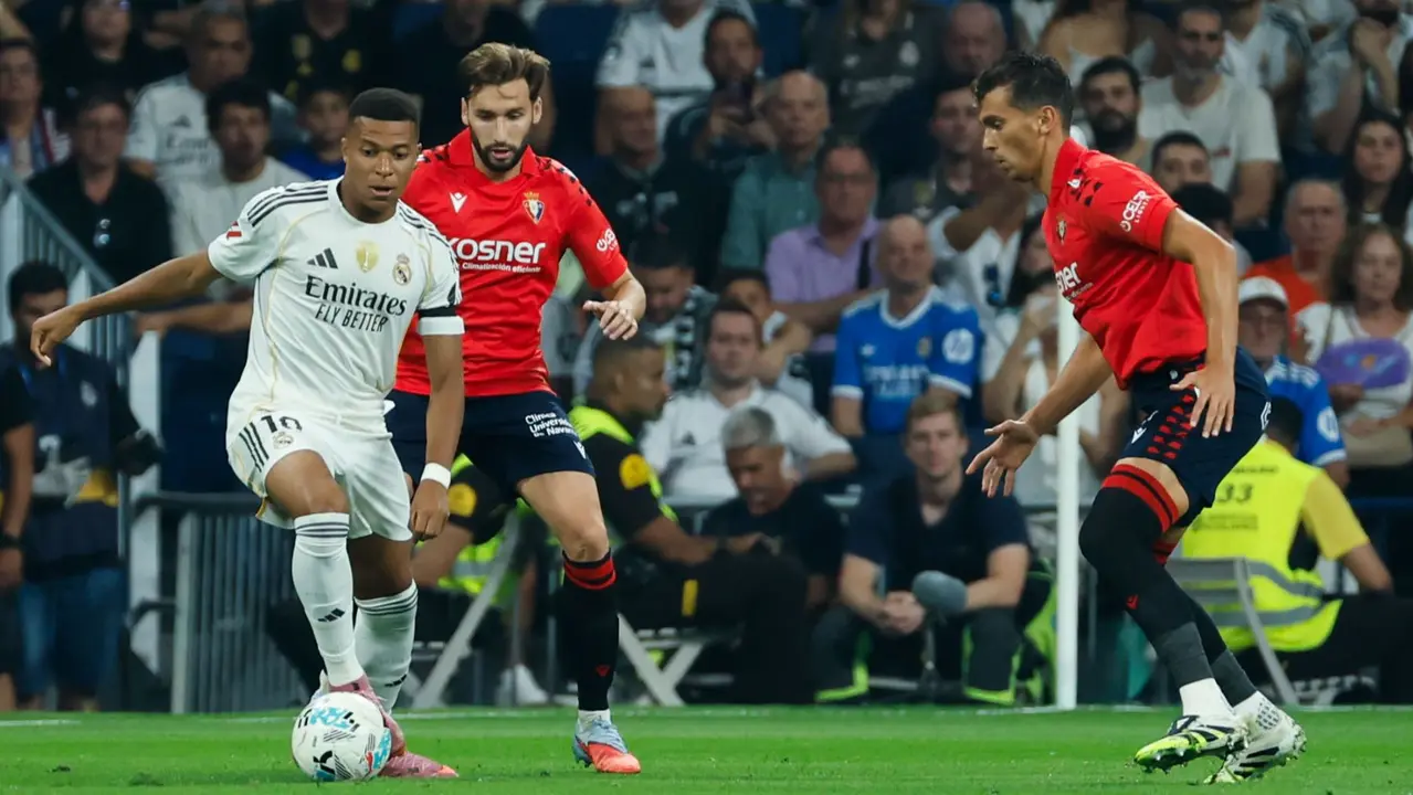 El delantero francés del Real Madrid Kylian Mbappé (i) controla el balón durante el partido de la primera jornada de LaLiga que Real Madrid y Atlético Osasuna disputan hoy martes en el estadio Santiago Bernabéu. EFE/Mariscal