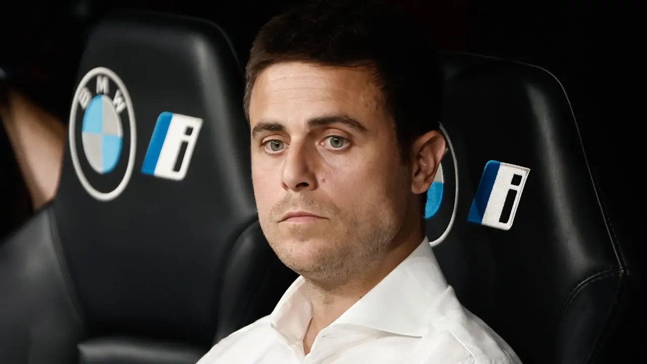 El entrenador del Osasuna, el italiano Alessio Lisci, antes de comenzar el partido de la primera jornada de LaLiga que Real Madrid y Atlético Osasuna disputan hoy martes en el estadio Santiago Bernabéu. EFE/Sergio Pérez